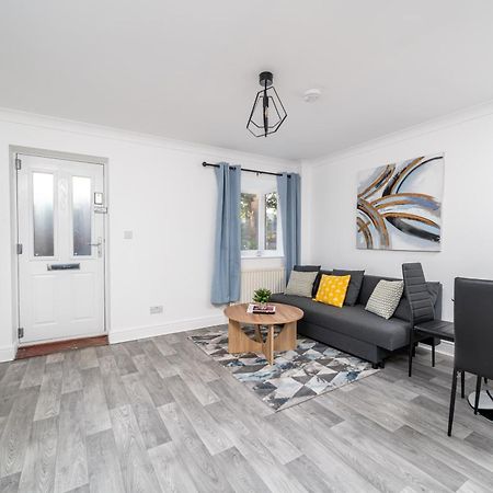 Cozy 3 Bed House With Garden & Parking In Rochester, Kent Mins To Train Station, Wifi Rochester  Exteriör bild