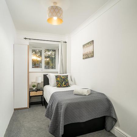 Cozy 3 Bed House With Garden & Parking In Rochester, Kent Mins To Train Station, Wifi Exteriör bild