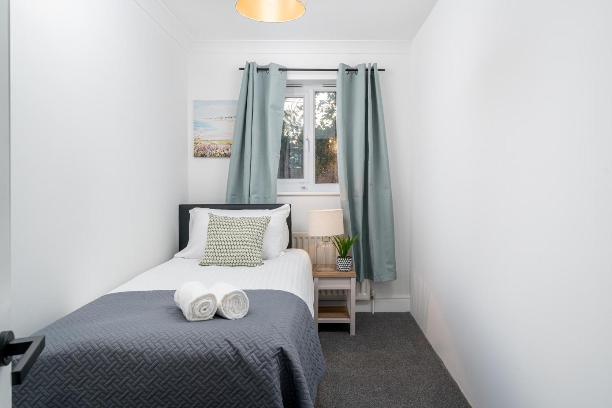 Cozy 3 Bed House With Garden & Parking In Rochester, Kent Mins To Train Station, Wifi Exteriör bild