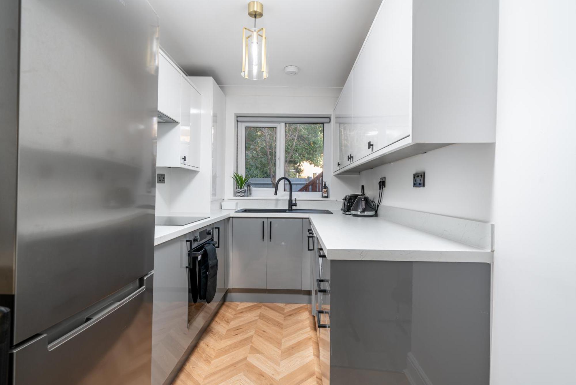 Cozy 3 Bed House With Garden & Parking In Rochester, Kent Mins To Train Station, Wifi Rochester  Exteriör bild