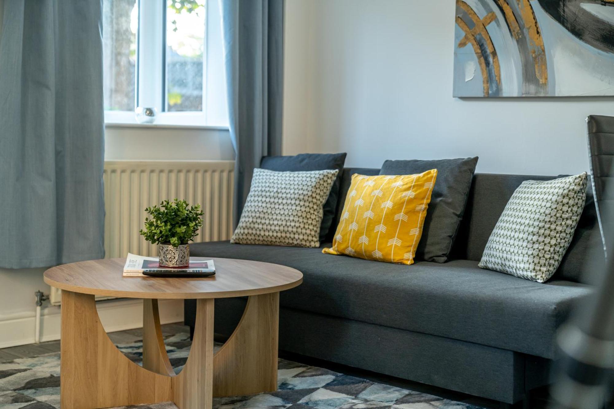 Cozy 3 Bed House With Garden & Parking In Rochester, Kent Mins To Train Station, Wifi Exteriör bild