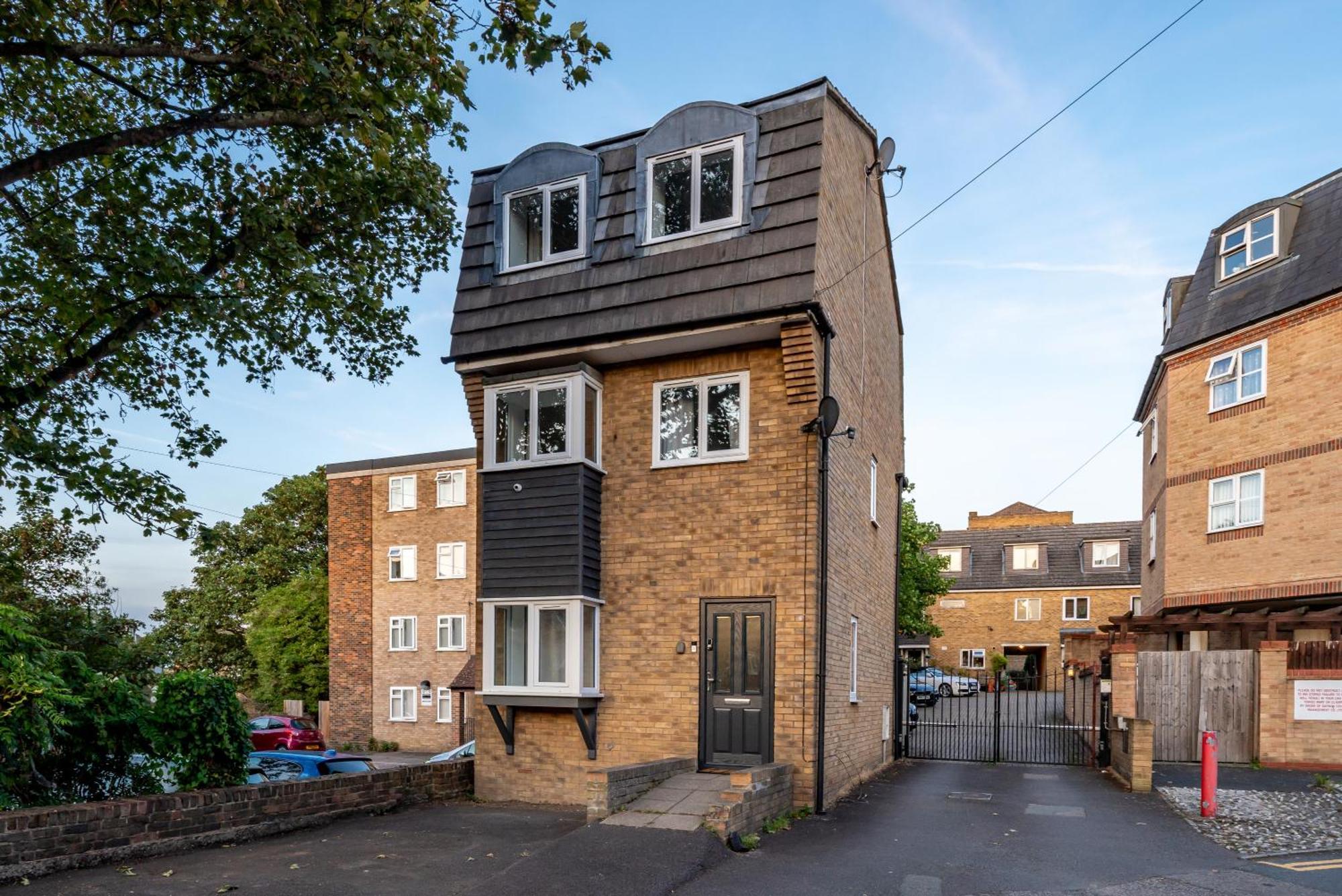 Cozy 3 Bed House With Garden & Parking In Rochester, Kent Mins To Train Station, Wifi Rochester  Exteriör bild