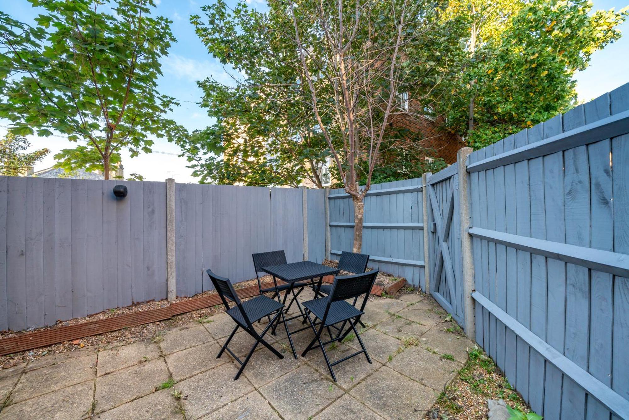 Cozy 3 Bed House With Garden & Parking In Rochester, Kent Mins To Train Station, Wifi Rochester  Exteriör bild